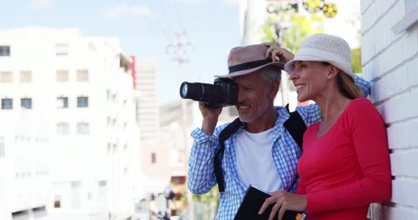 Pareja madura está de visita — Vídeo de stock