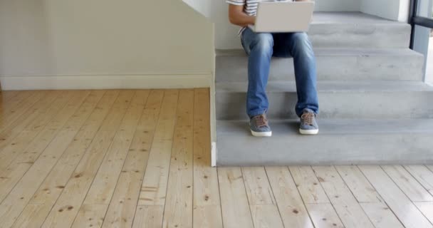 El hombre está usando su computadora — Vídeos de Stock