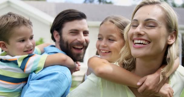 Glückliche Familie, die zusammen genießt — Stockvideo