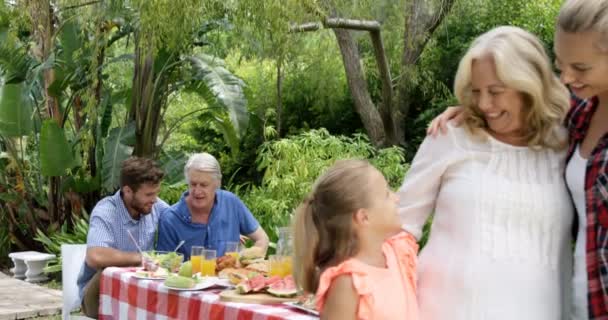 Lycklig familj njuter tillsammans — Stock video