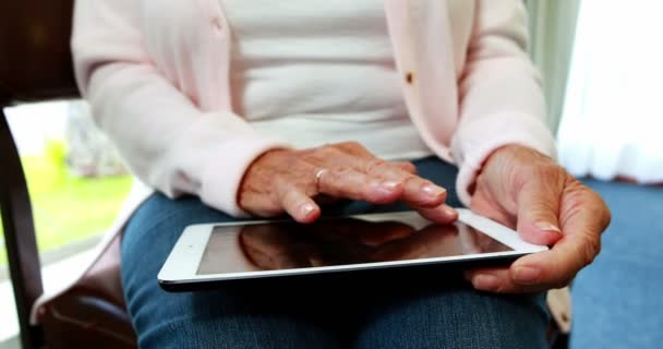 Mulher aposentada usando um tablet pc — Vídeo de Stock