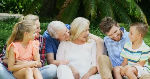 Feliz família posando juntos — Vídeo de Stock