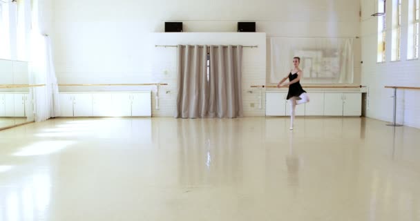 Ballerina tanzt — Stockvideo