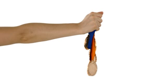 Руки держат медали — стоковое видео