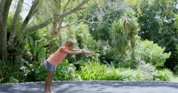 Meisje springt op trampoline — Stockvideo