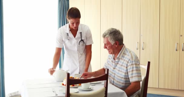 Krankenschwester bietet seinem Patienten einen Kuchen an — Stockvideo