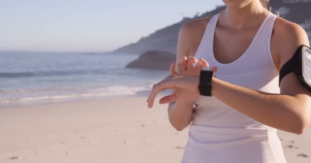 Mujer está utilizando reloj conectado — Vídeos de Stock