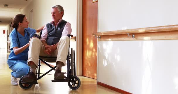 Enfermera hablando con su paciente en silla de ruedas — Vídeos de Stock