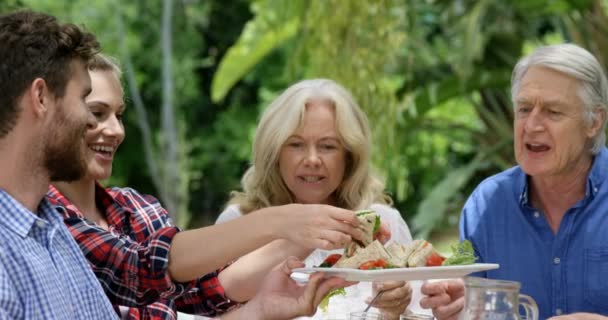 Счастливая семья ест вместе — стоковое видео