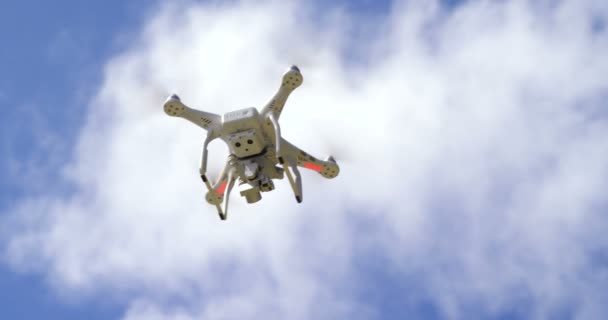 Drone vliegen in de lucht — Stockvideo