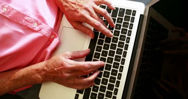 Старша жінка використовує ноутбук — стокове відео