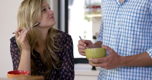 Casal feliz comer juntos — Vídeo de Stock