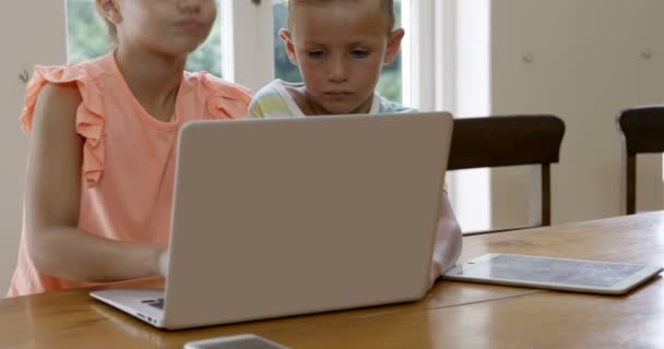 Zwei Kinder benutzen Laptop mit Mutter — Stockvideo