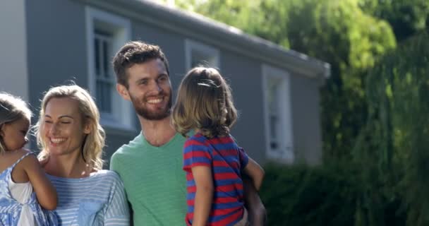 Porträt einer liebenswerten Familie — Stockvideo