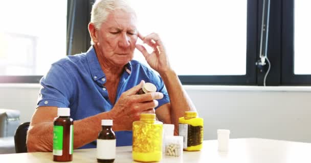 Homme âgé prenant son médicament — Video