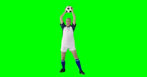 スポーツウーマンはサッカーします。 — ストック動画