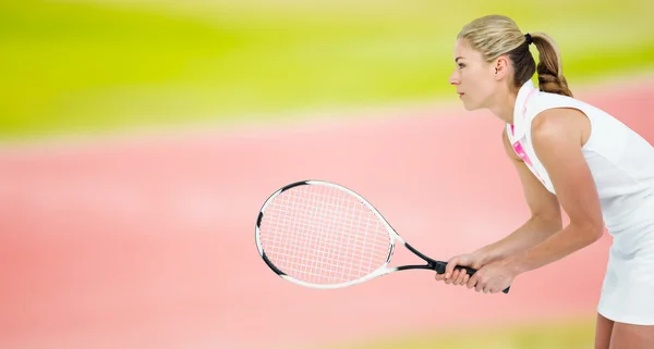 运动员用网球拍打网球 — 图库照片