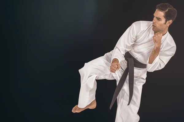 Dövüşçü karate yapıyor. — Stok fotoğraf