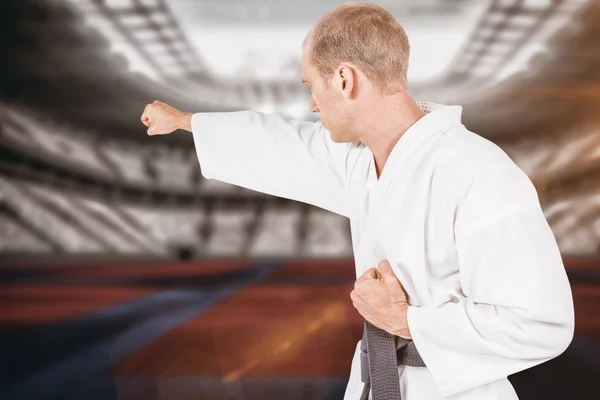 Gevechtvoerende karate houding — Stockfoto