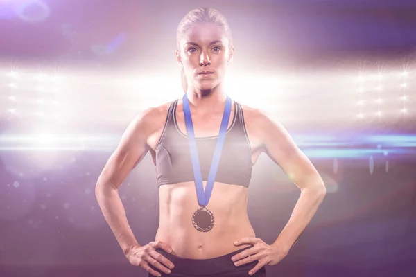Athlet posiert mit Goldmedaille — Stockfoto