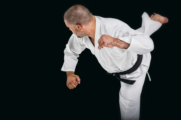 Combatiente realizando postura de karate — Foto de Stock