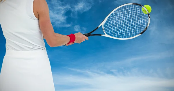 Athlète jouant au tennis avec une raquette — Photo