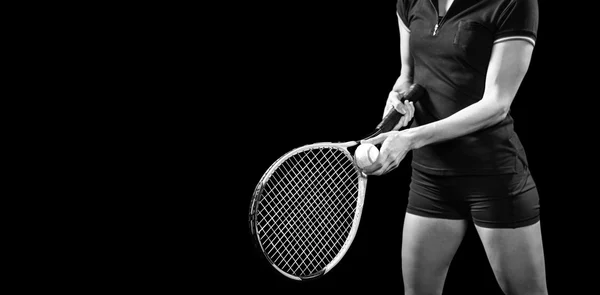 Tennisspiller som holder en racket klar til å servere – stockfoto