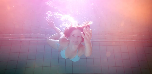 Brunetka nabízí ruku pod vodou — Stock fotografie