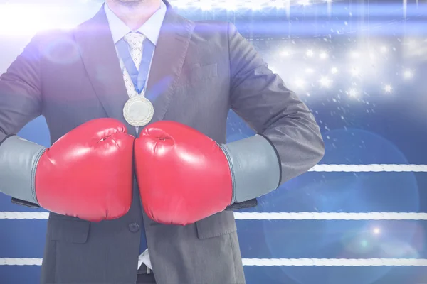 Hombre de negocios con guantes de boxeo —  Fotos de Stock