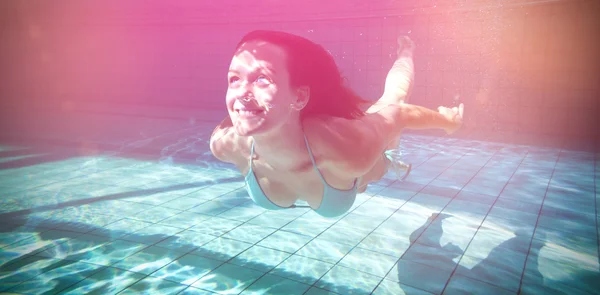 Morena sorrindo e nadando debaixo d 'água — Fotografia de Stock