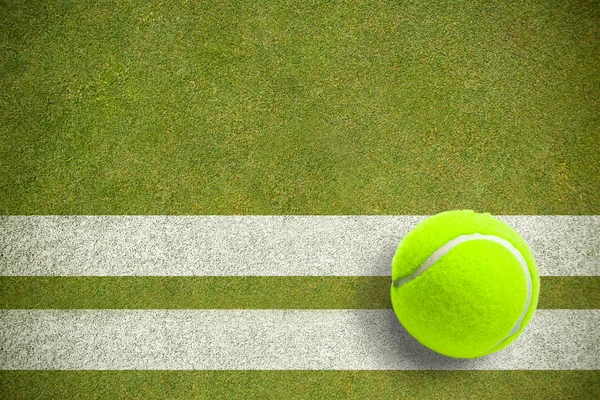Tennisboll med mot planen med linje — Stockfoto