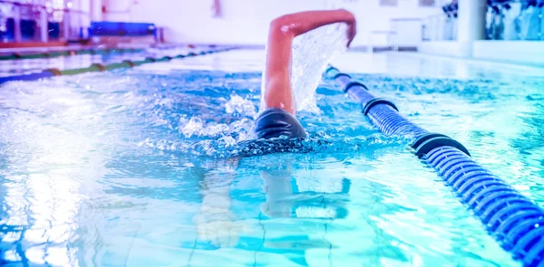 Schwimmerin im Vorwärtsgang — Stockfoto