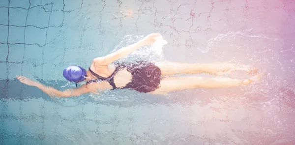 Passer kvinde svømning i poolen - Stock-foto