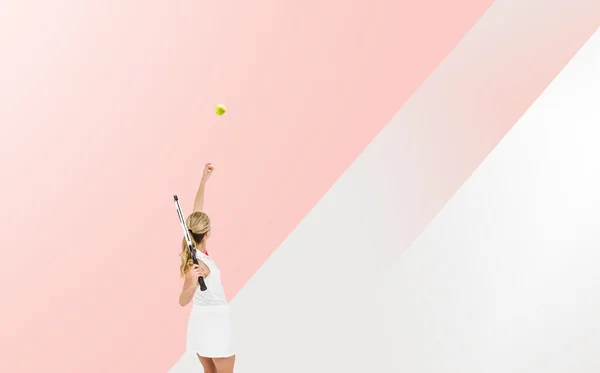 Athlete holding a tennis racquet — Stock Photo, Image