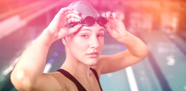 여자 수영복 그녀의 고글을 조정에 — 스톡 사진