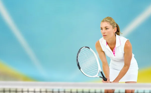 Athlète jouant au tennis avec une raquette — Photo