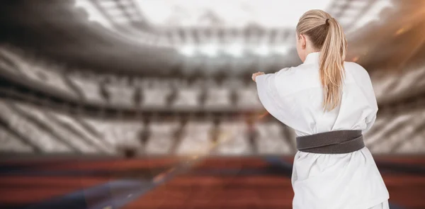 Atleta donna che pratica judo — Foto Stock