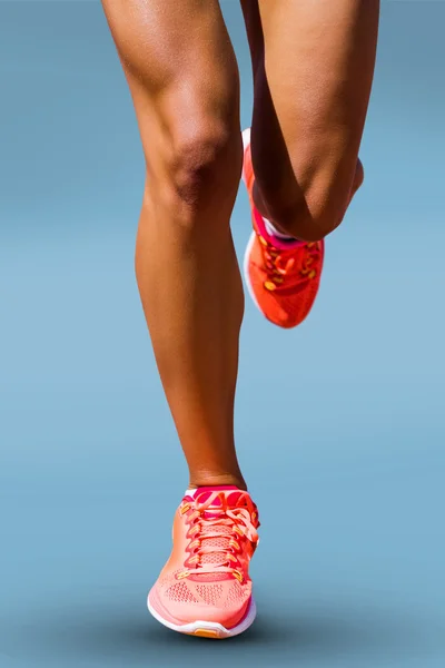 Primer plano de las piernas de la deportista — Foto de Stock