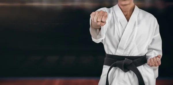 Vrouwelijke atleet beoefenen van judo — Stockfoto