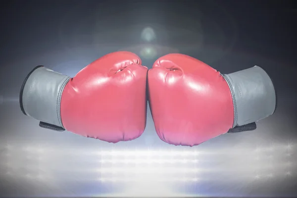 Боксерські рукавички торкаються один одного — стокове фото