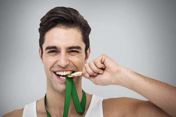 Спортсмен, позирующий с золотой медалью — стоковое фото