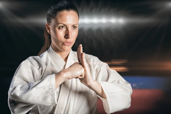 Vrouwelijke vechter presterende hand salute — Stockfoto