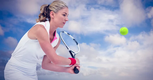 Athlète jouant au tennis avec une raquette — Photo