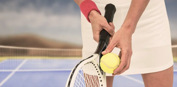 Atleta sosteniendo una raqueta de tenis — Foto de Stock