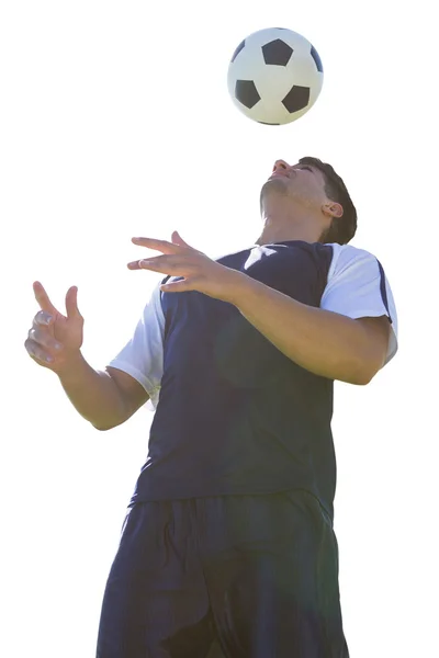 Hombre jugador de fútbol malabares con una pelota —  Fotos de Stock