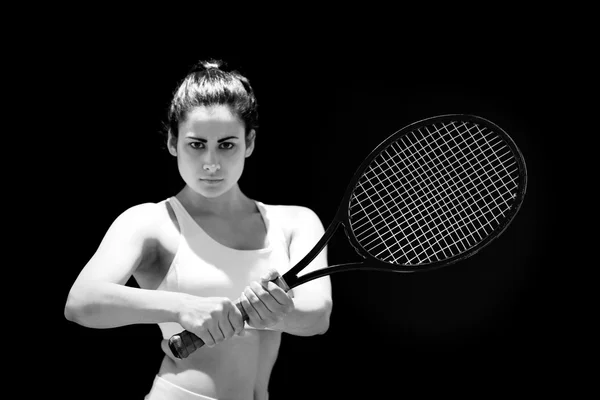 Retrato de jogador de tênis feminino confiante com raquete — Fotografia de Stock