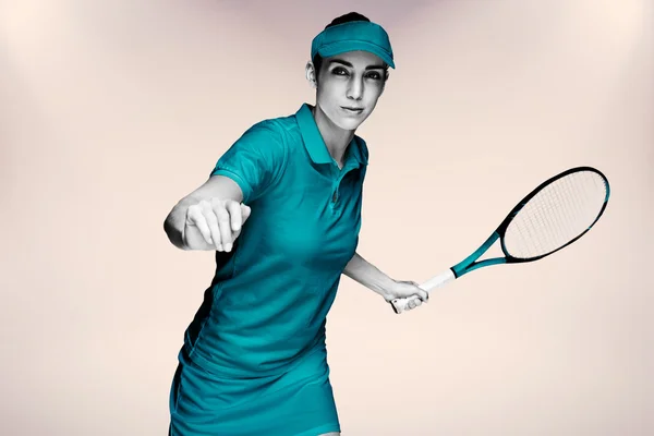 Athlète féminine jouant au tennis — Photo