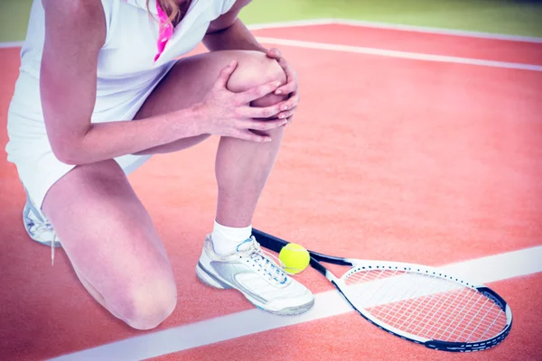 Injured athlete with tennis racket — Stock Photo, Image