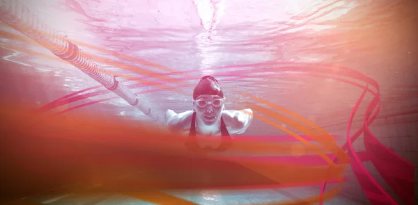 Atletische zwemmer opleiding op haar eigen — Stockfoto