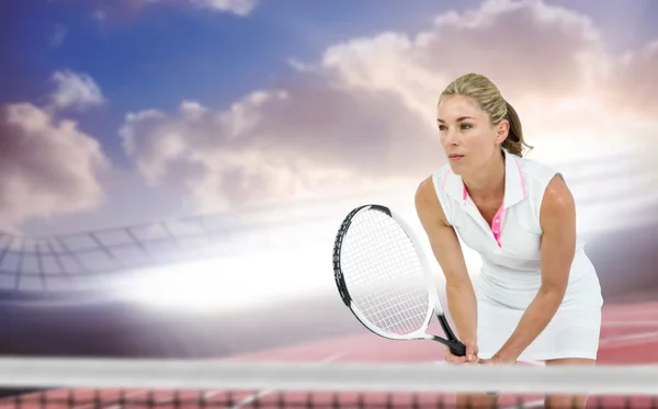 Idrottsman spela tennis med ett racket — Stockfoto